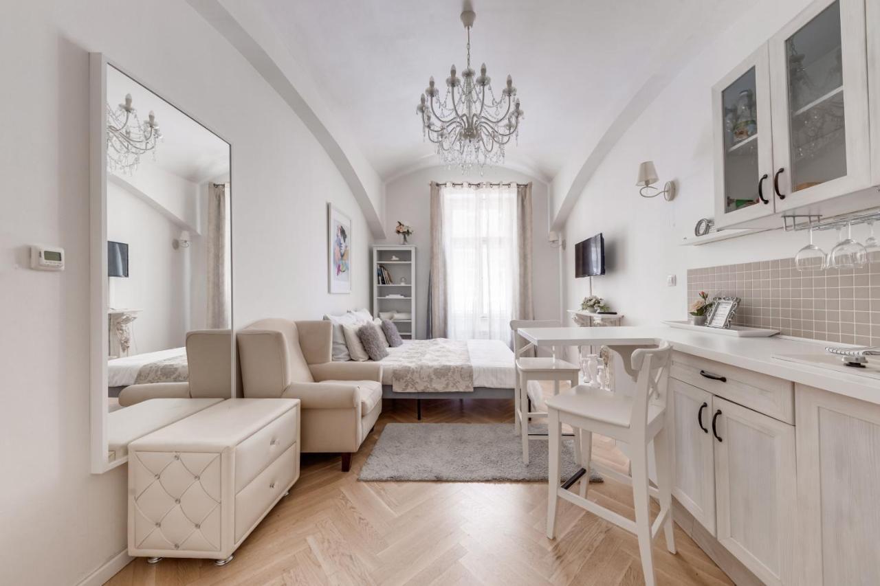 Apartament With The Lions *