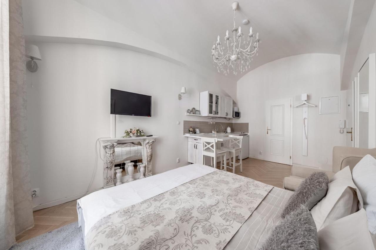Apartament With The Lions *